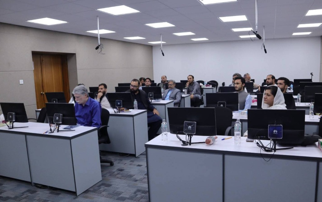 Participants sitting in the computer lab listening to the workshop lecture